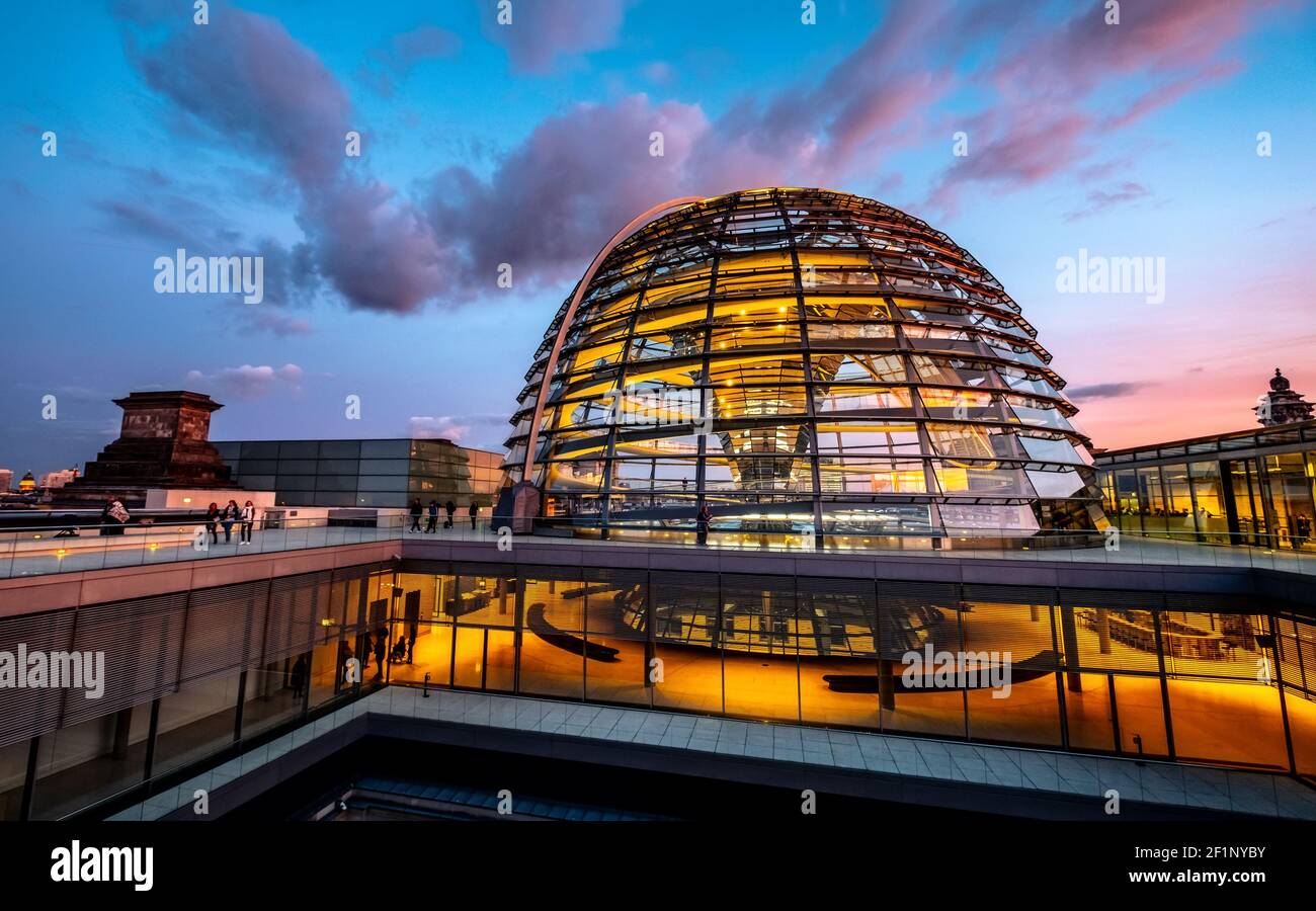 Reichstag große Glaskuppel und Dachterrasse bei Sonnenuntergang Stockfotografie
