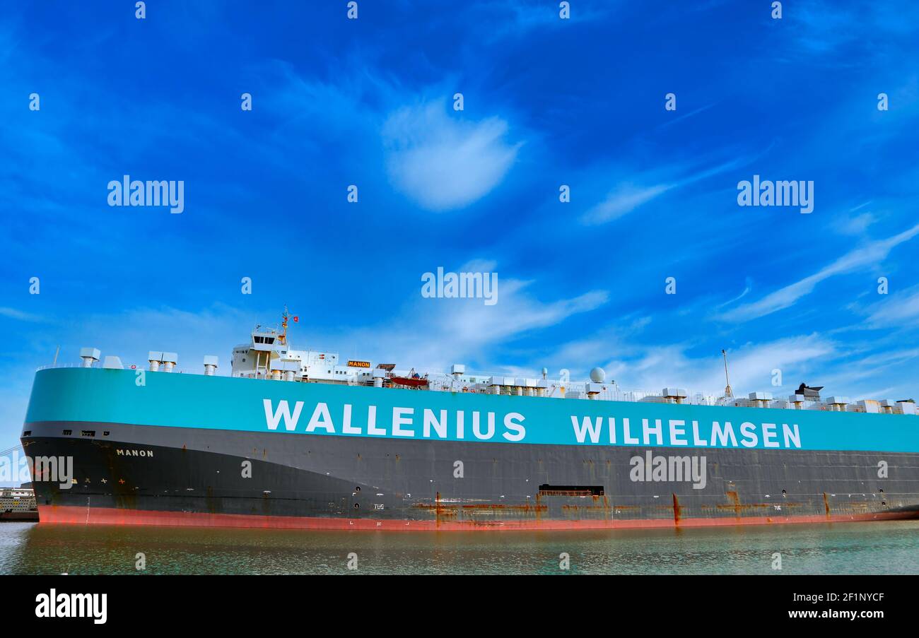 Großes Schiff Manon von Wallenius Wilhelmsen im Hafen von Bremerhaven, Deutschland Stockfoto