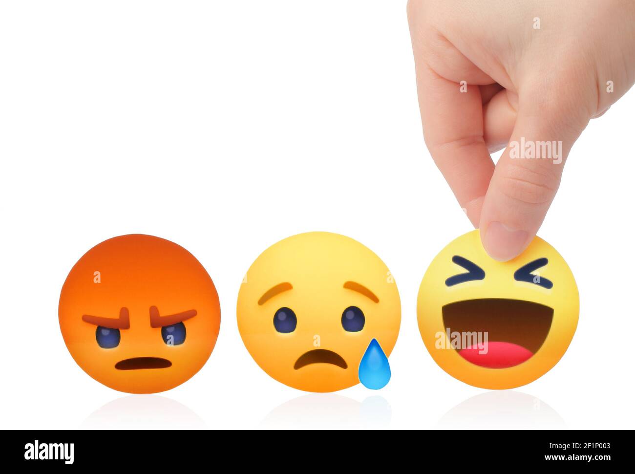 Kiew, Ukraine - 18. Februar 2021: Auswahl Konzept mit Frau Hand und Facebook-Logo mit Like-Taste empathische Emoji Reaktionen Stockfoto