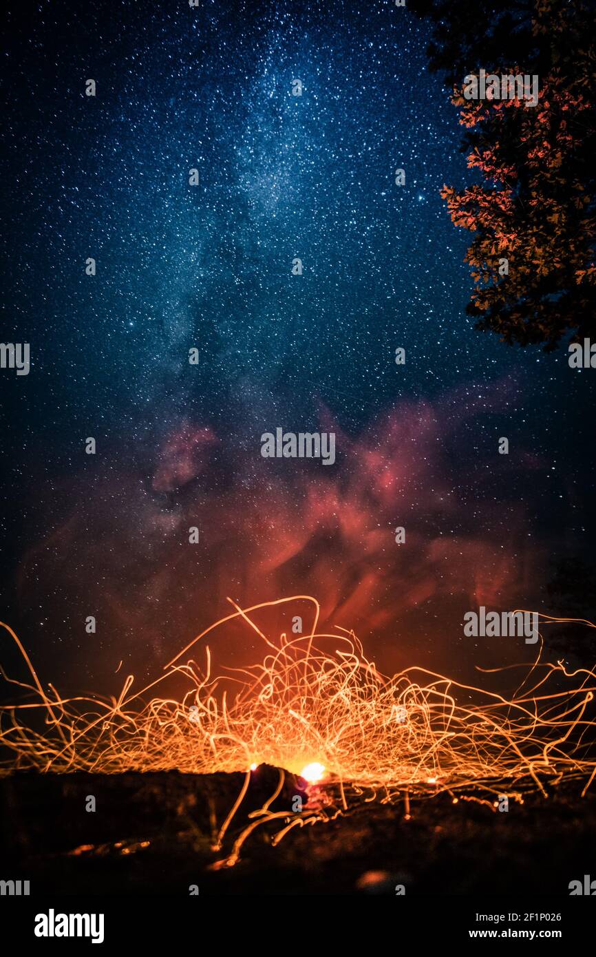 Leuchtende Feuer Muster auf Nachthimmel Hintergrund Stockfoto