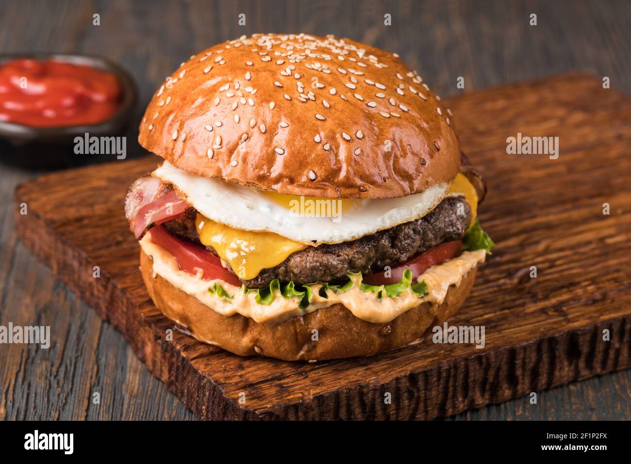 Burger auf einem Holzbrett Stockfoto