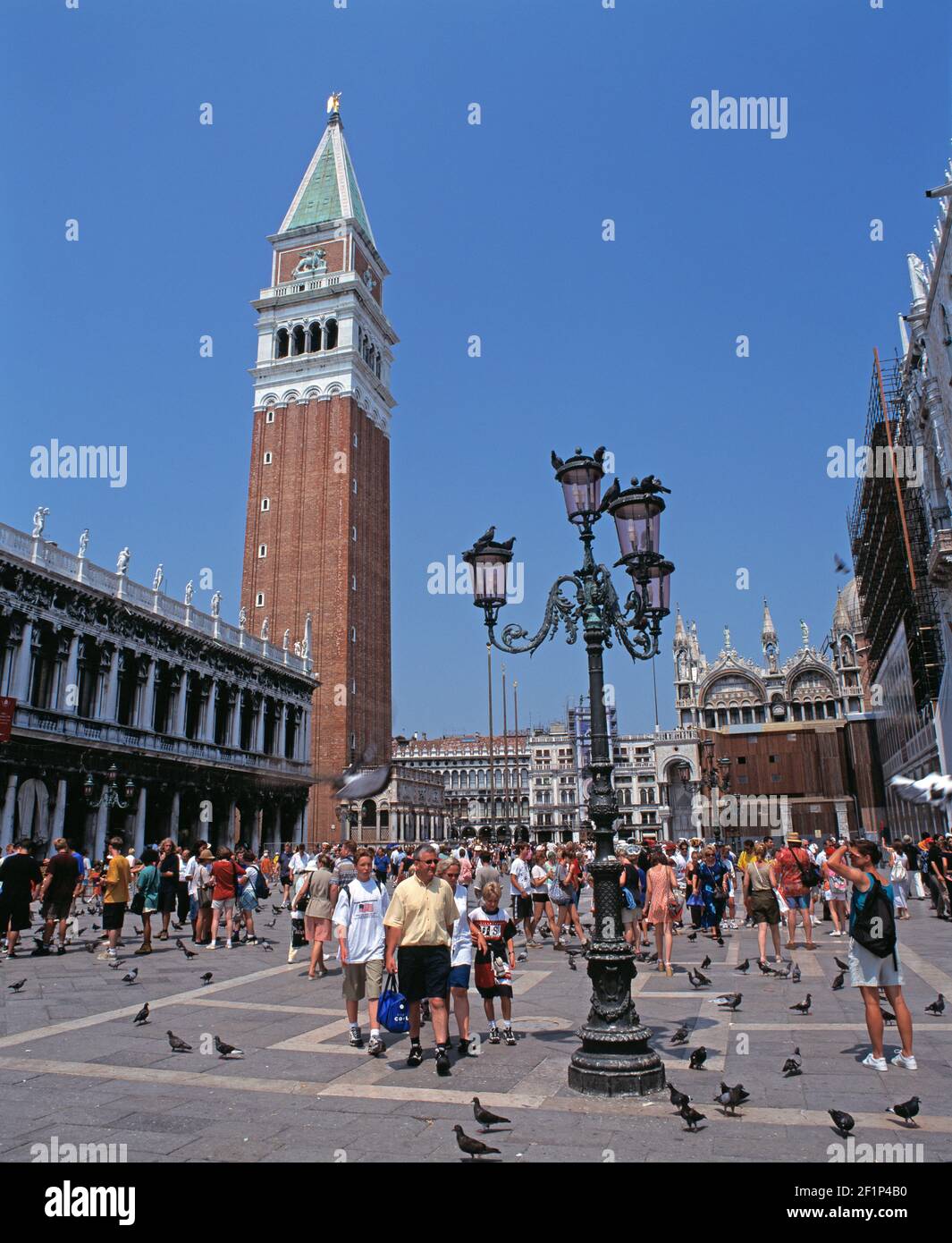 Italien. Venedig. Der Campanile mit Menschenmassen auf dem Markusplatz. Stockfoto
