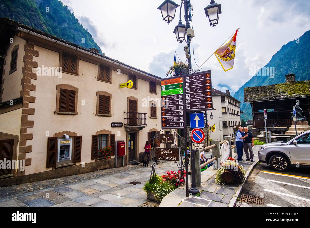 Alagna Valsesia, Italien - 22. August 2019: Blick auf das italienische Dorf zwischen den Bergen Stockfoto