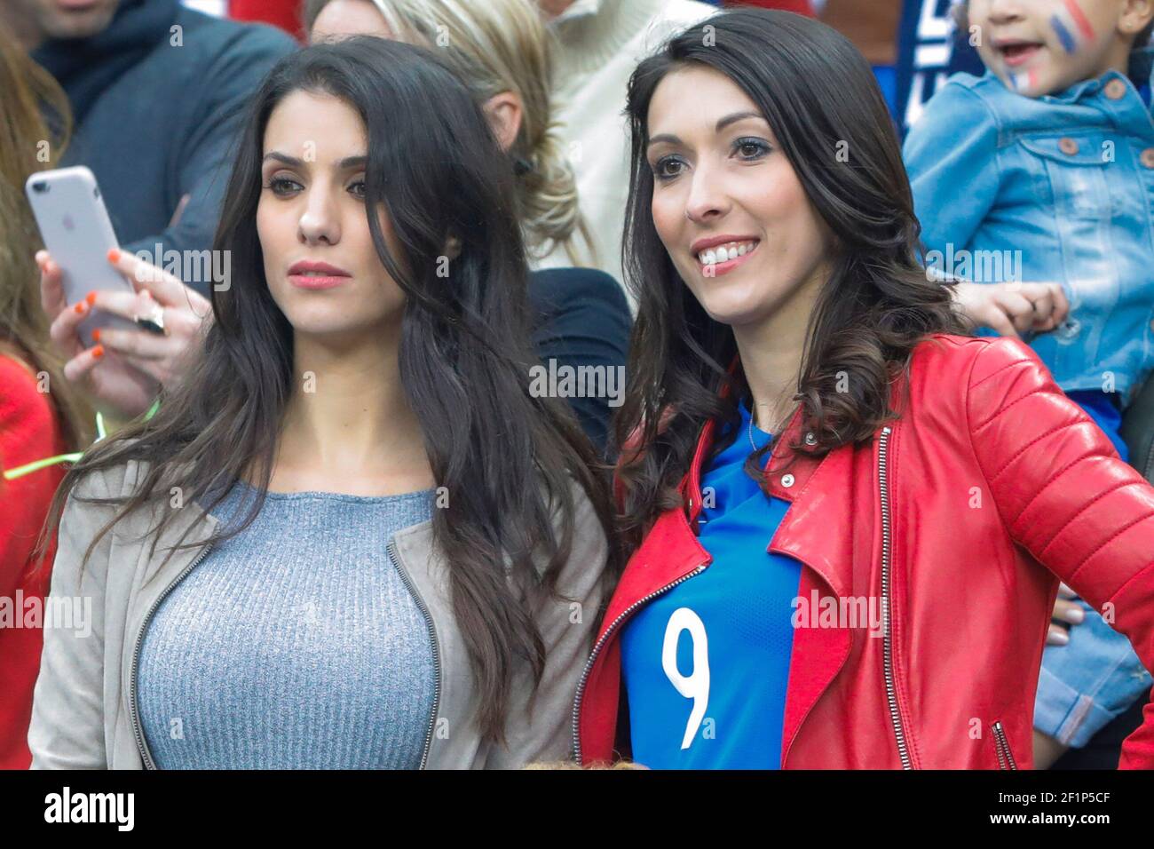 Ludivine Sagna (Bacary Sagna), Jennifer Giroud (Olivier Giroud) während der UEFA Euro 2016, Viertelfinalspiel zwischen Frankreich und Island am 03. Juli 2016 im Stade de France in Saint-Denis, Frankreich - Foto Stephane Allaman / DPPI Stockfoto
