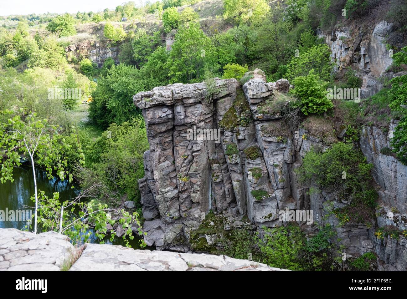 Toller Blick auf den Buky Canyon an sonnigen Tagen. Buki-Schlucht am Fluss Hirskyi Tikich, Tscherkassy, Ukraine Stockfoto