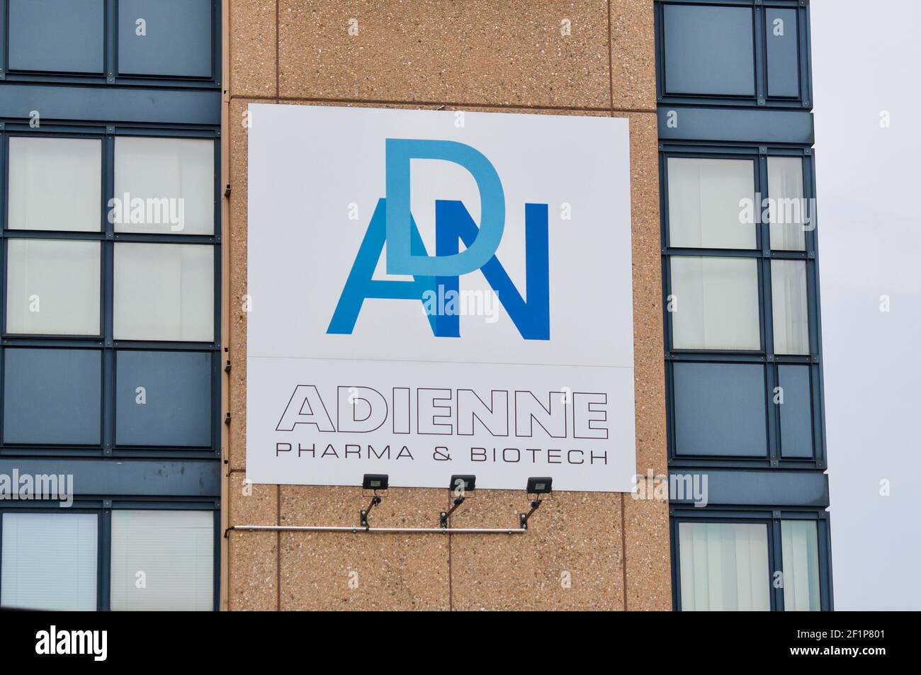 Lugano, Schweiz - 9th. März 2021 : Adienne Pharma & Biotech SA unterzeichnet das Firmengebäude in Lugano. Adienne Pharma & BioNTech Unternehmen wird Stockfoto