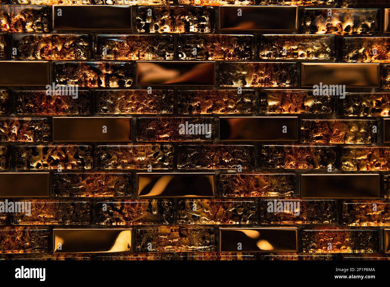 Glänzende, rechteckige, braune und gelbe Fliesen Hintergrund, Draufsicht Stockfoto