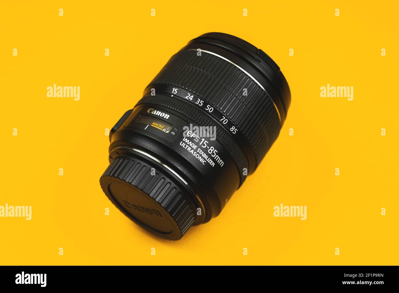 Charkow, Ukraine - 7. März 2021: Illustrative Aufnahme des Canon Kameraobjektivs. Hochwertige Fotos Stockfoto