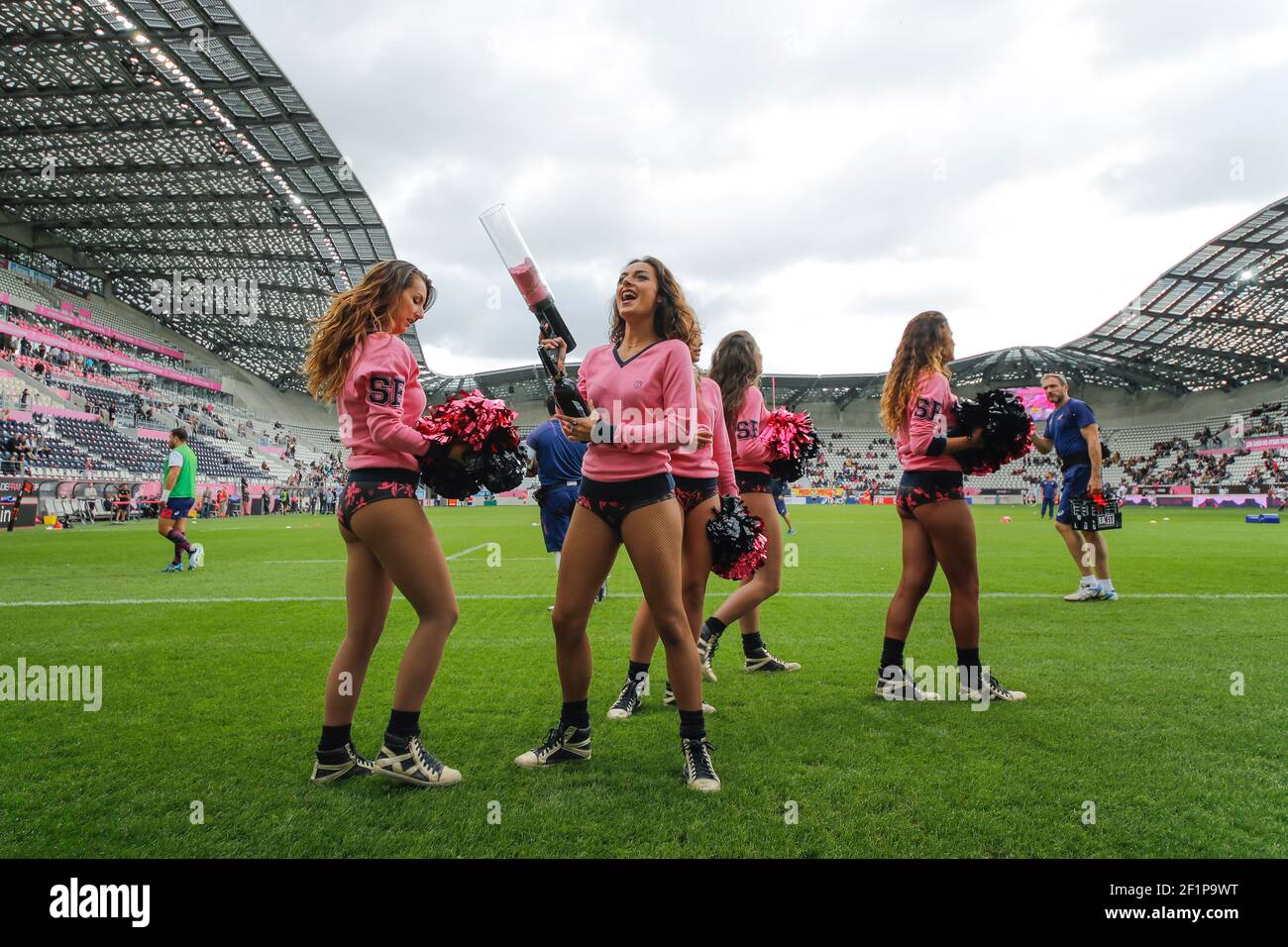 Cheerleaders während der französischen Meisterschaft Top 14 Rugby Union Spiel zwischen Stade Francais Paris und Stade Rochelais am 2. Oktober 2016 im Jean Bouin Stadion in Paris, Frankreich - Foto Stephane Allaman / DPPI Stockfoto