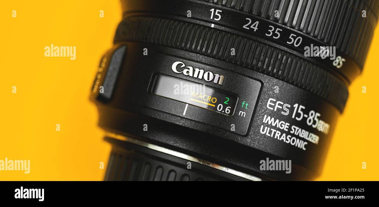 Charkow, Ukraine - 7. März 2021: Canon Universal 15-85mm Objektiv mit Bildstabilisator, Makrofoto und Kopierraum Stockfoto