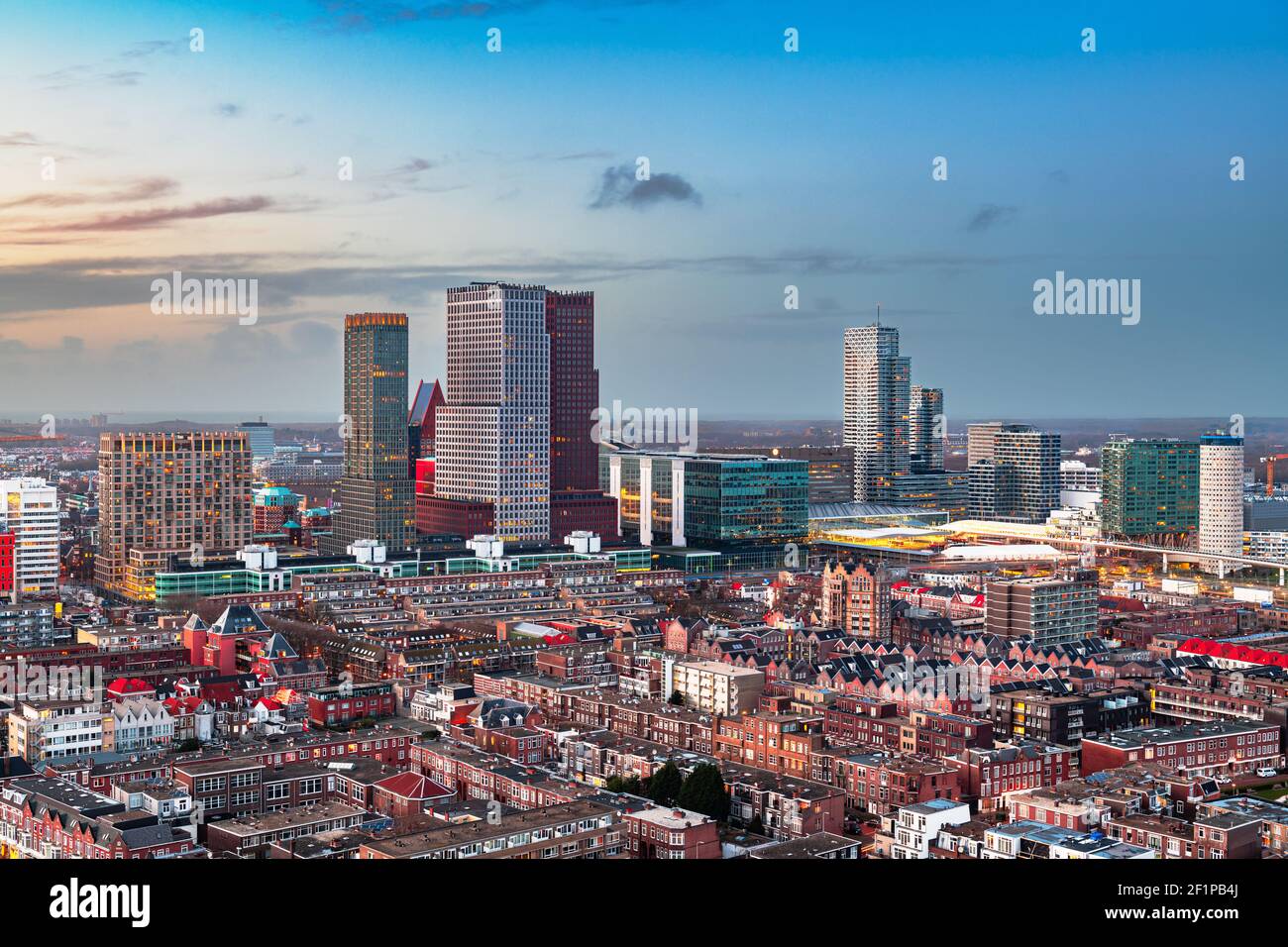 Den Haag, die Skyline der niederländischen Innenstadt bei Dämmerung. Stockfoto