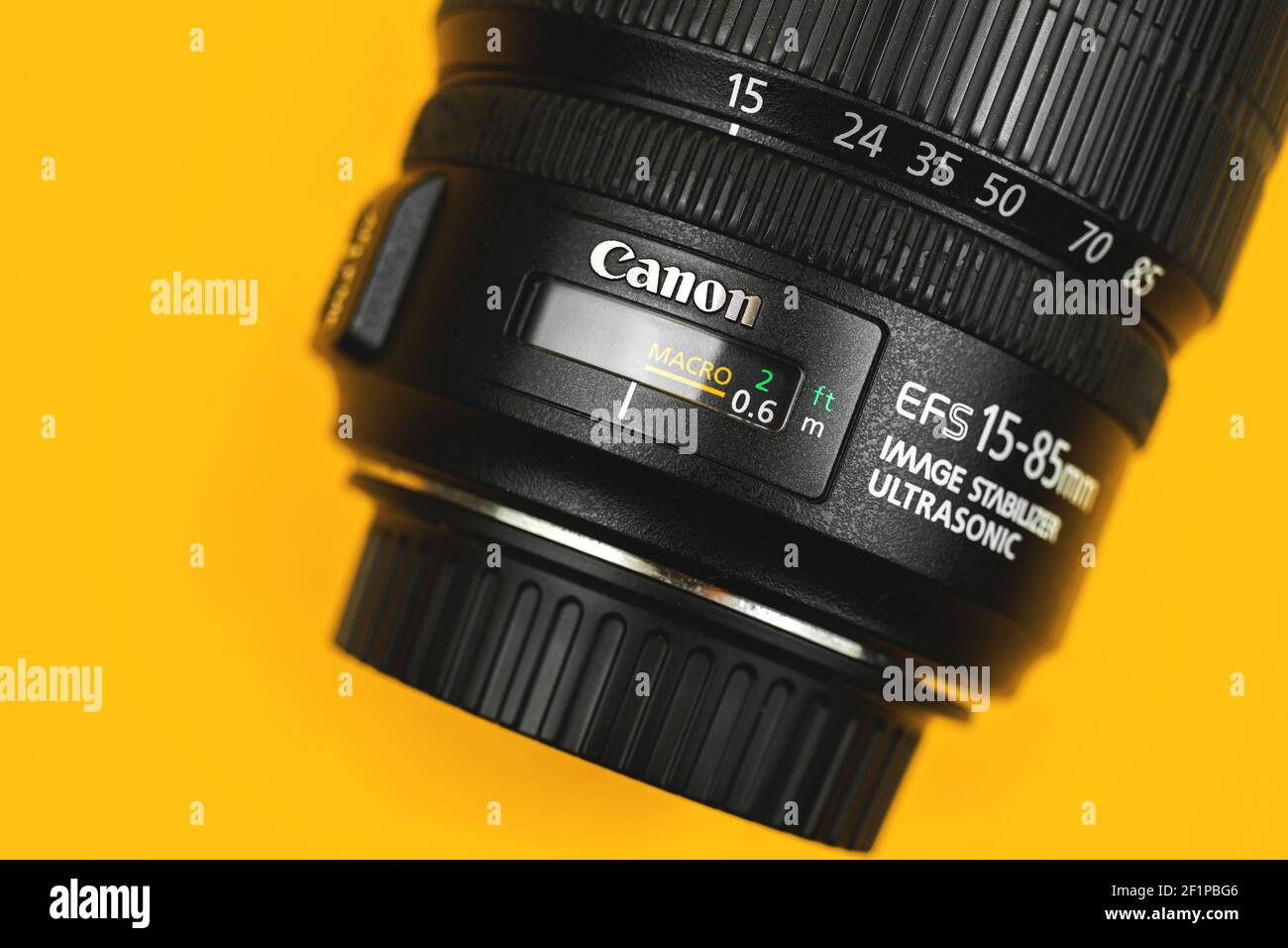 Charkow, Ukraine - 7. März 2021: Canon Universal 15-85mm Objektiv mit Bildstabilisator, Makrofoto und Kopierraum Stockfoto