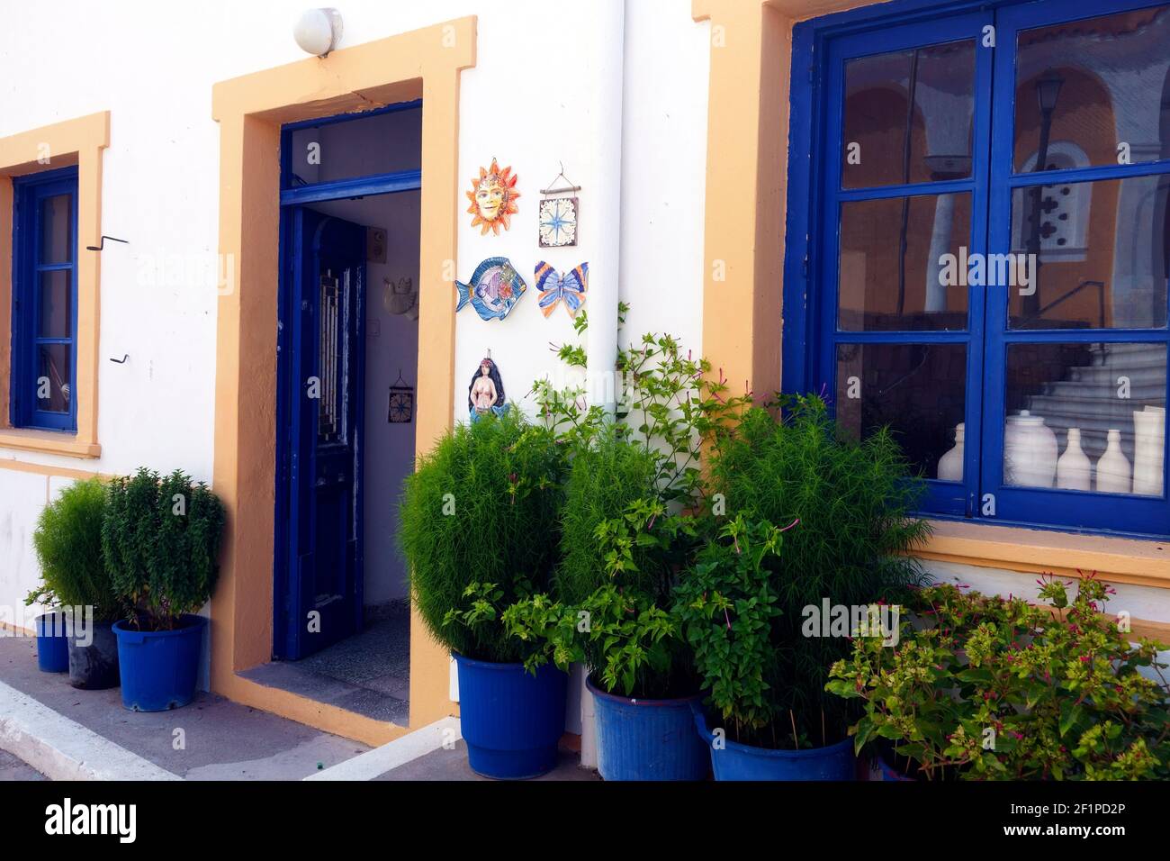 Pflanzen vor einem charmanten Haus in Kefalos Altstadt auf Die griechische Insel Kos Stockfoto