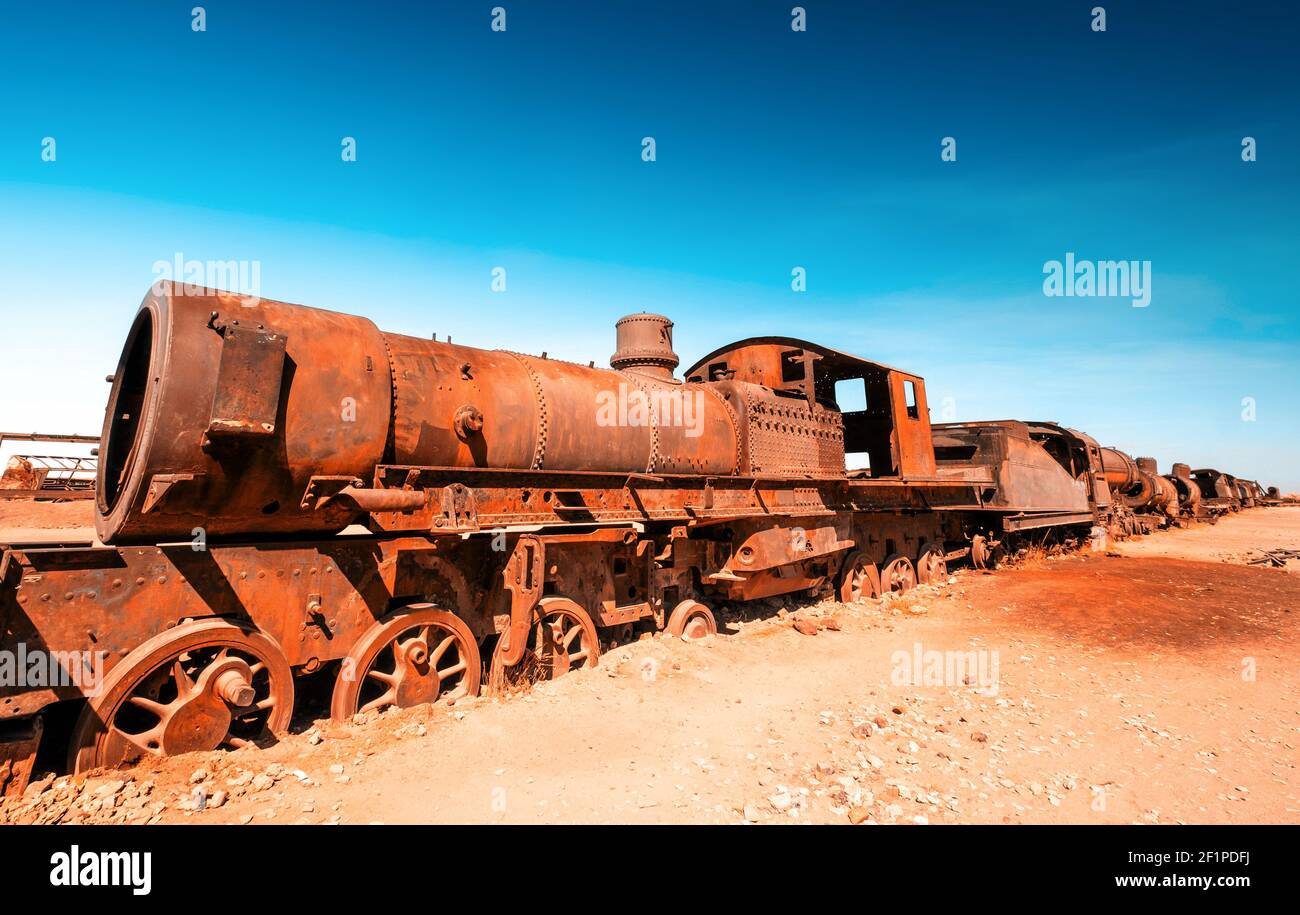 Alte rostige Dampfeisenbahn in der Nähe von Uyuni in Bolivien. Friedhofskräbnisbahnen Stockfoto