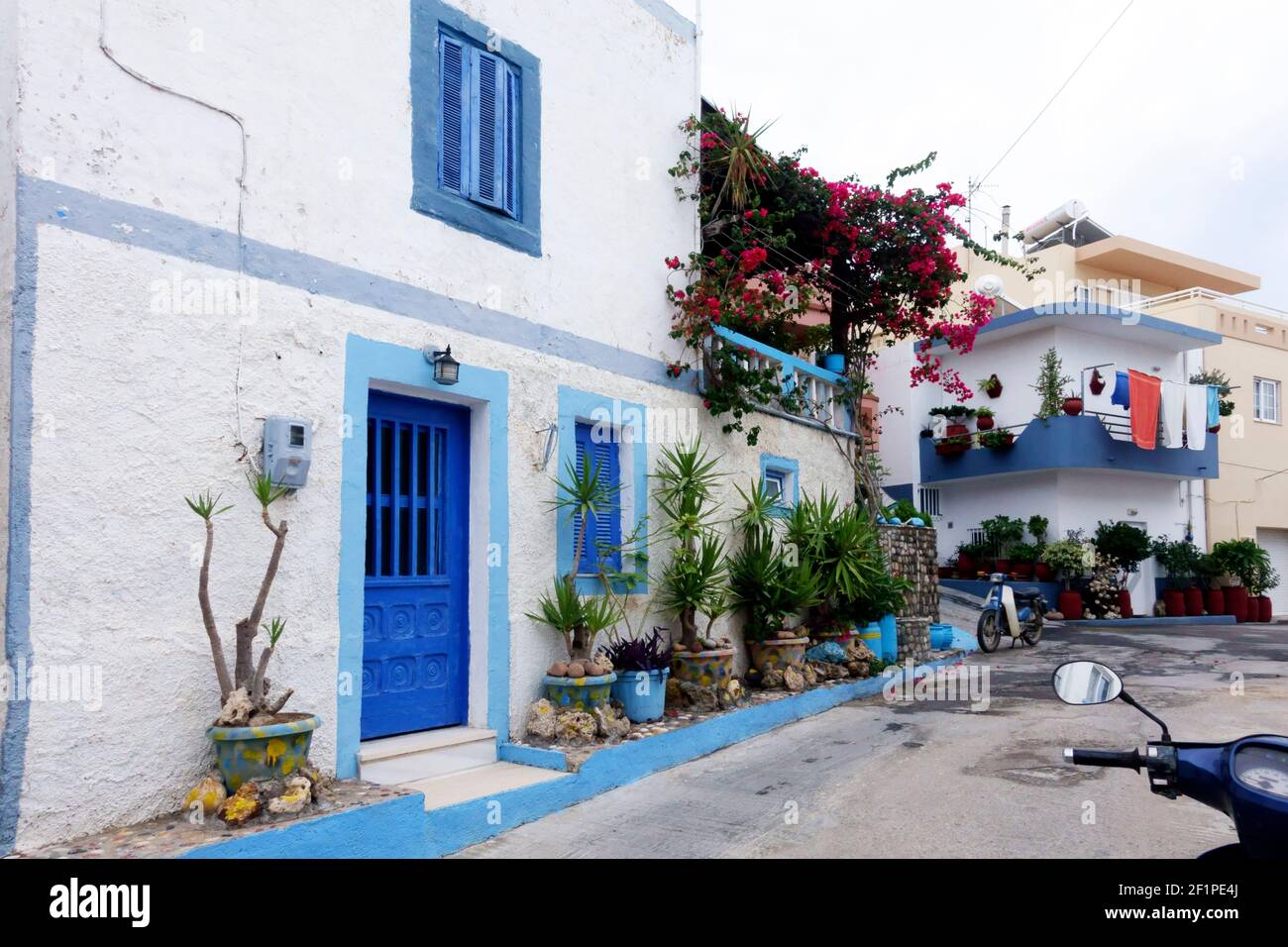 Typische charmante Straße mit blau und weiß bemalten Häusern Kefalos Altstadt auf der griechischen Insel Kos Stockfoto