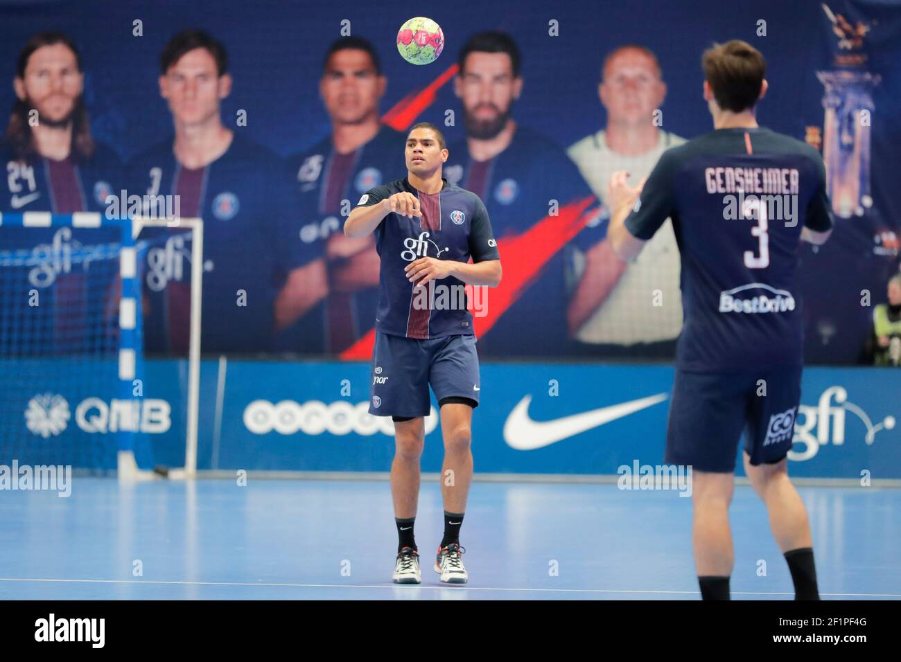 Daniel Narcisse (PSG Hanball), Uwe Gensheimer (PSG?Handball) während der französischen Meisterschaft Lidl StarLigue Handballspiel zwischen Paris Saint-Germain und Saint Raphael am 8. Dezember 2016 im Pierre de Coubertin Stadion in Paris, Frankreich - Foto Stephane Allaman / DPPI Stockfoto