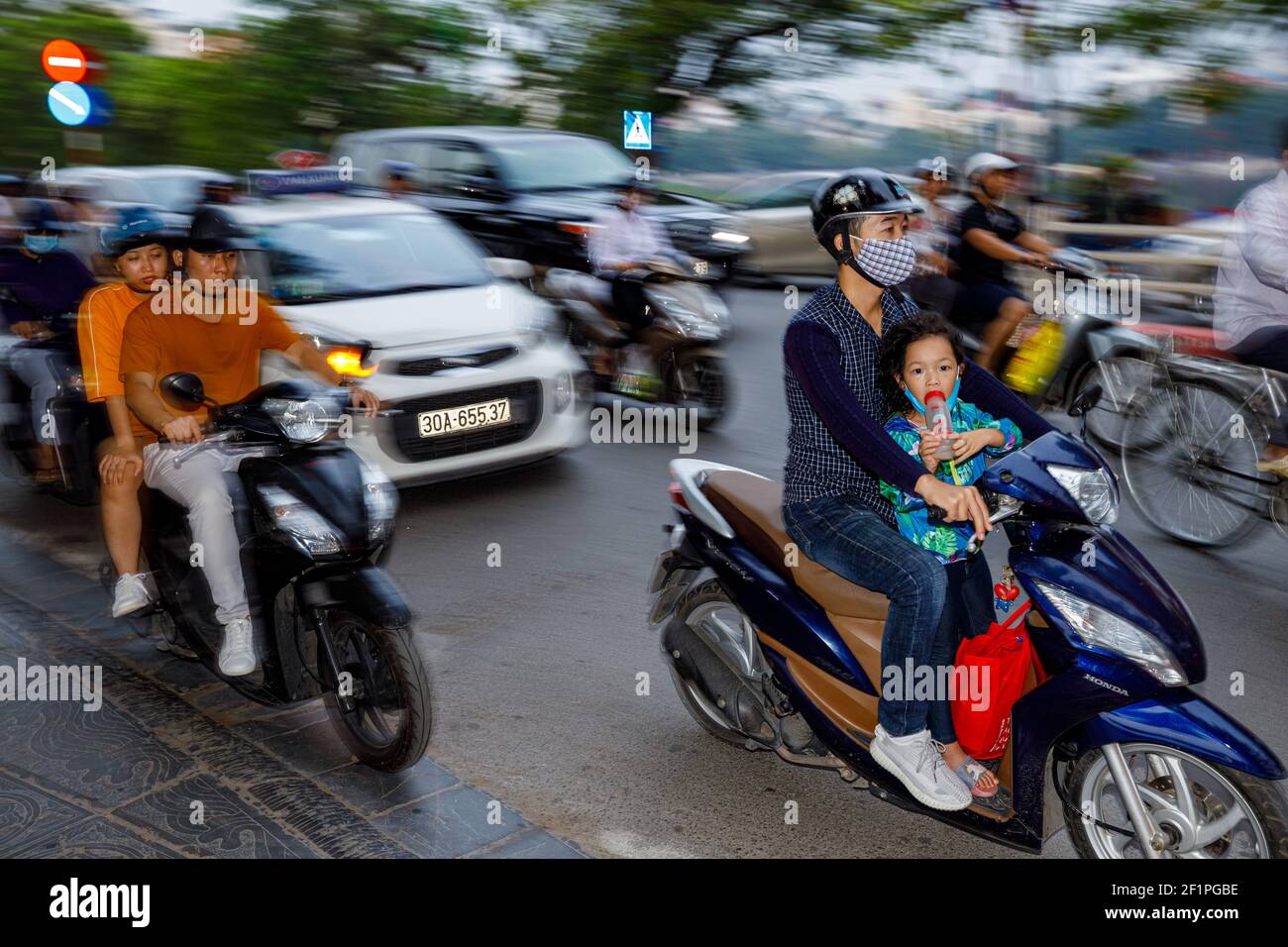 Der Verkehr mit Motorrad in den Straßen von Hanoi in Vietnam  Stockfotografie - Alamy