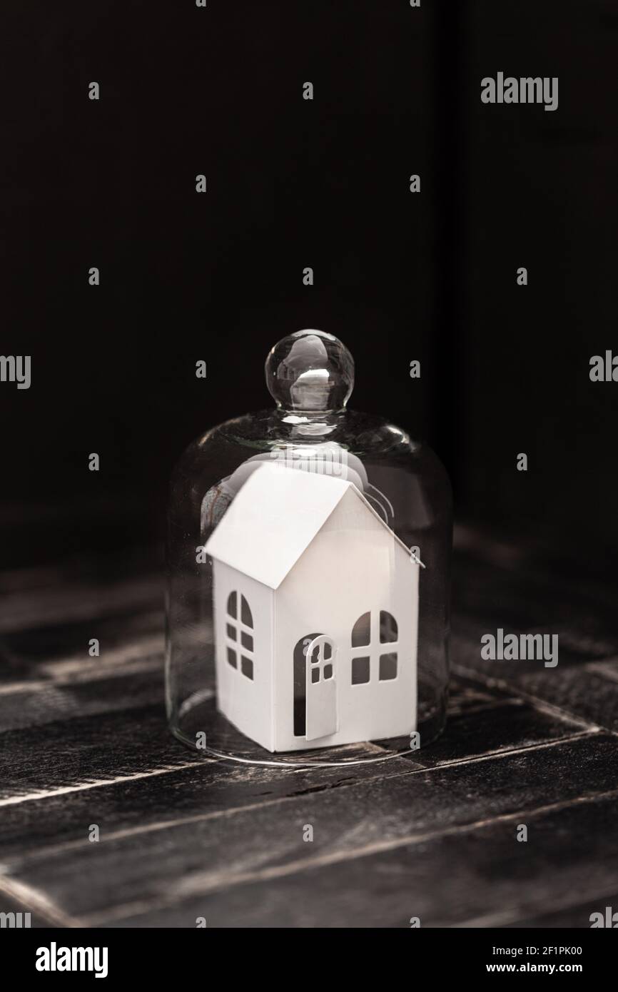 Kleines Haus in Glasglocke Stockfoto