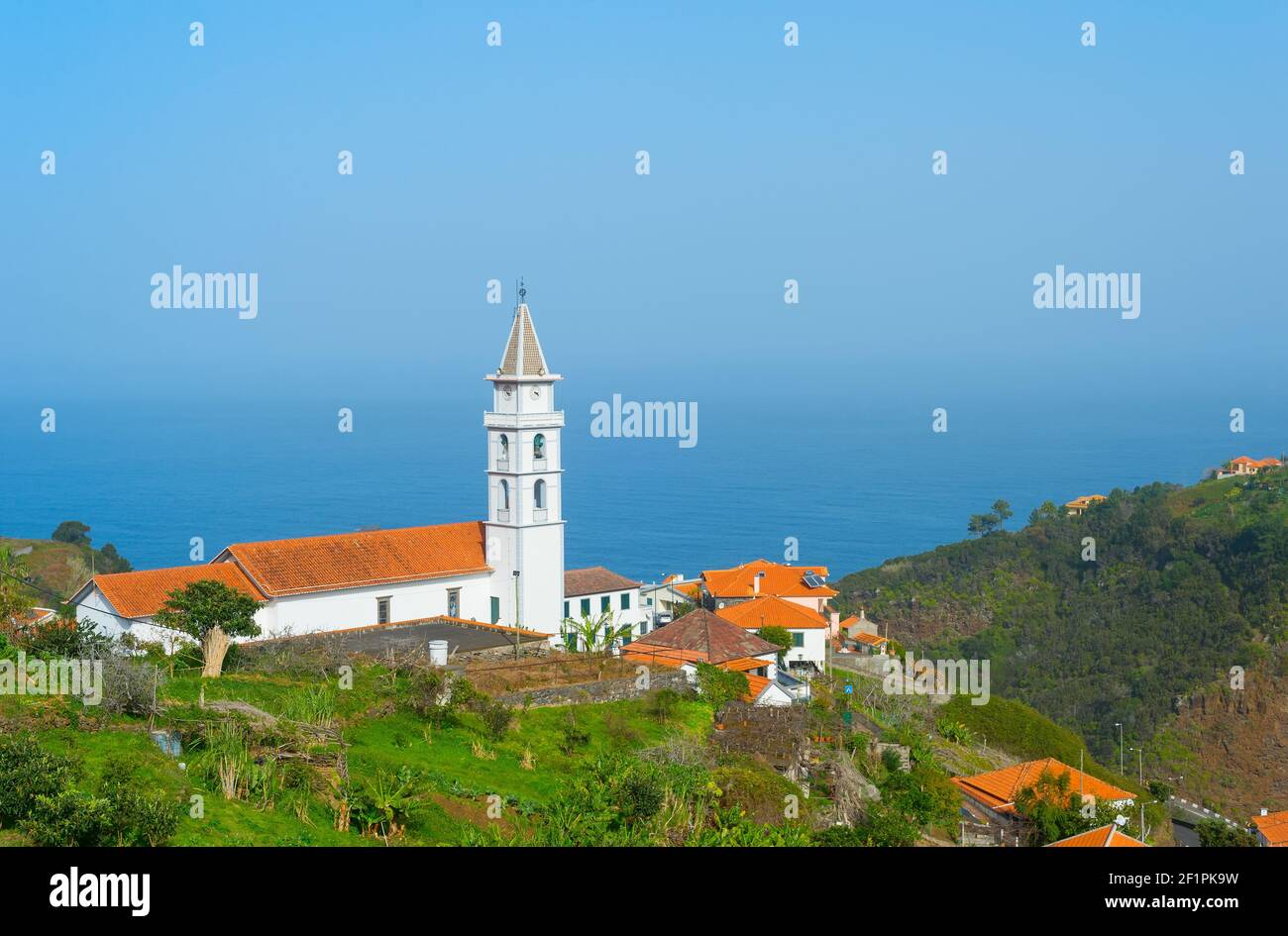 Landschaft Dorf Kirche Meer Madeira Stockfoto