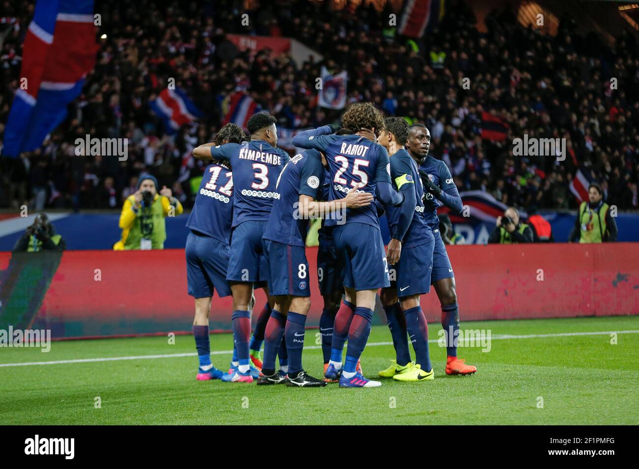 Feier nach dem Tor von Edinson Roberto Paulo Cavani Gomez (psg) (El Matador) (El Botija) (Florestan), Angel Di Maria (psg), Presnel Kimpembe (PSG), Adrien Rabiot (psg), Blaise Mathuidi (psg), Thiago Silva (PSG), Thiago Motta Santon Olivares (psg) während der französischen Meisterschaft Ligue 1 Fußballspiel zwischen Paris Saint-Germain (PSG) und Lille (LOSC) am 7. Februar 2017 im Parc des Princes Stadium in Paris, Frankreich - Foto Stephane Allaman / DPPI Stockfoto