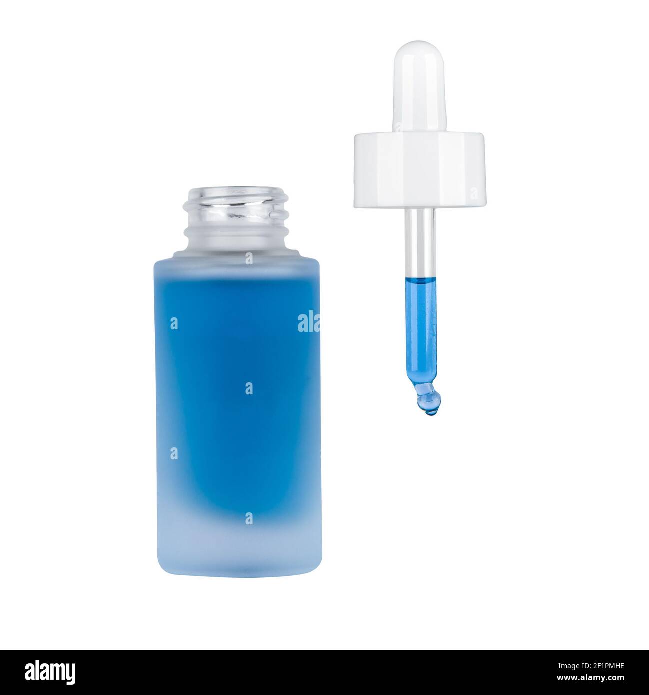 Blaue Serum-Pipettenflasche isoliert auf weißem Hintergrund - Packshot Stockfoto