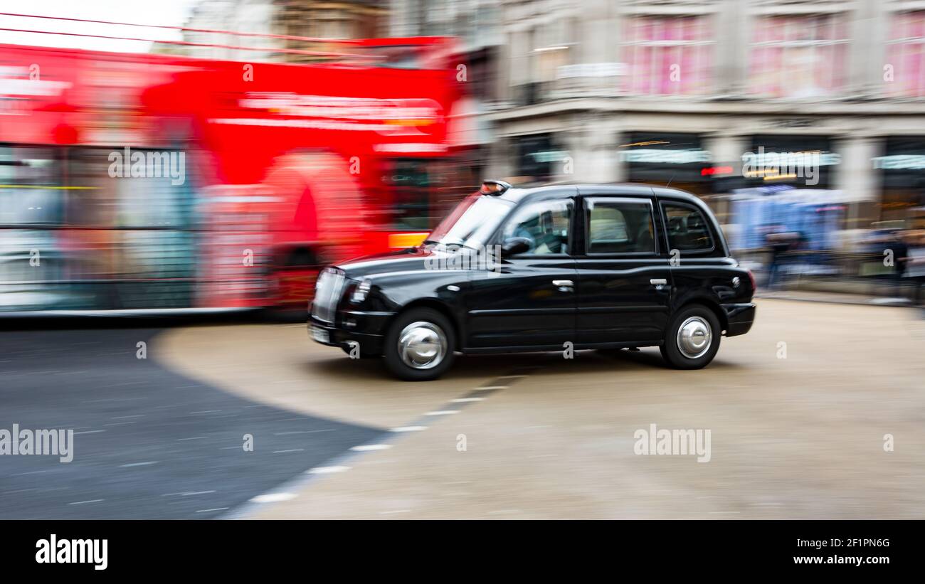 LONDON, VEREINIGTES KÖNIGREICH - Mar 21, 2016: Ein Blick auf eine schwarze Taxis in London, fahren schnell Stockfoto