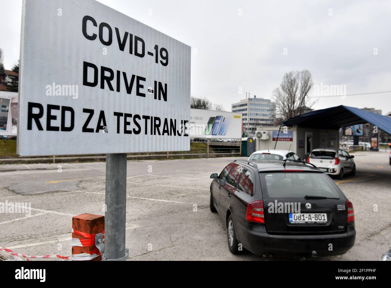 Sarajevo. März 2021, 9th. Am 9. März 2021 warten Menschen in Autos auf COVID-19-Tests an einer Drive-Thru-Teststation in Sarajevo, Bosnien und Herzegowina. Quelle: Nedim Grabovica/Xinhua/Alamy Live News Stockfoto