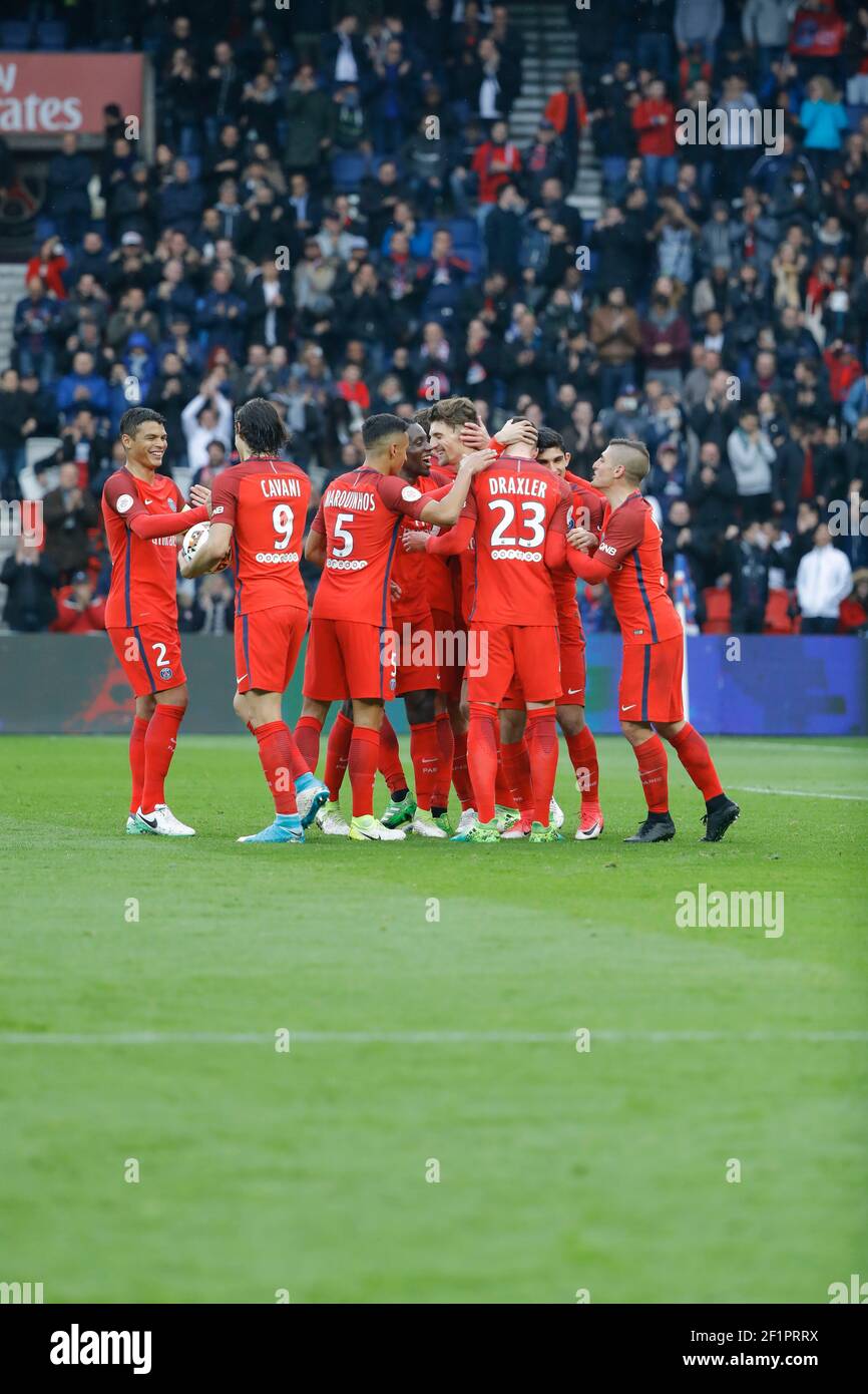 Edinson Roberto Paulo Cavani Gomez (psg) (El Matador) (El Botija) (Florestan) erzielte ein Tor aus dem Ball von Goncalo Guedes (PSG) und feierte mit Julian Draxler (PSG), Marco Verratti (psg), Marcos Aoas Correa dit Marquinhos (PSG), Thiago Silva (PSG), Thomas Meunier (psg), Mathudi Blise (PSG) Adrien Rabiot (psg) während der französischen Meisterschaft Ligue 1 Fußballspiel zwischen Paris Saint-Germain (PSG) und Bastia am 6. Mai 2017 im Parc des Princes Stadium in Paris, Frankreich - Foto Stephane Allaman / DPPI Stockfoto