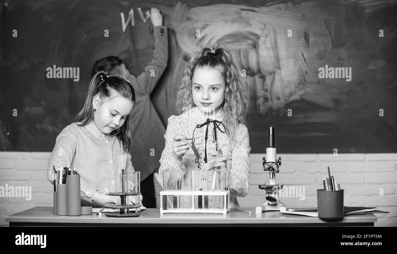 Biologie Experimente mit Mikroskop. Kleine Kinder Wissenschaftler verdienen Chemie in der Schule lab. Chemie Wissenschaft. Die kleinen Kinder. Wissenschaft. Labor Mikroskop und Testen von Rohren. Zuversichtlich Absolvent. Stockfoto