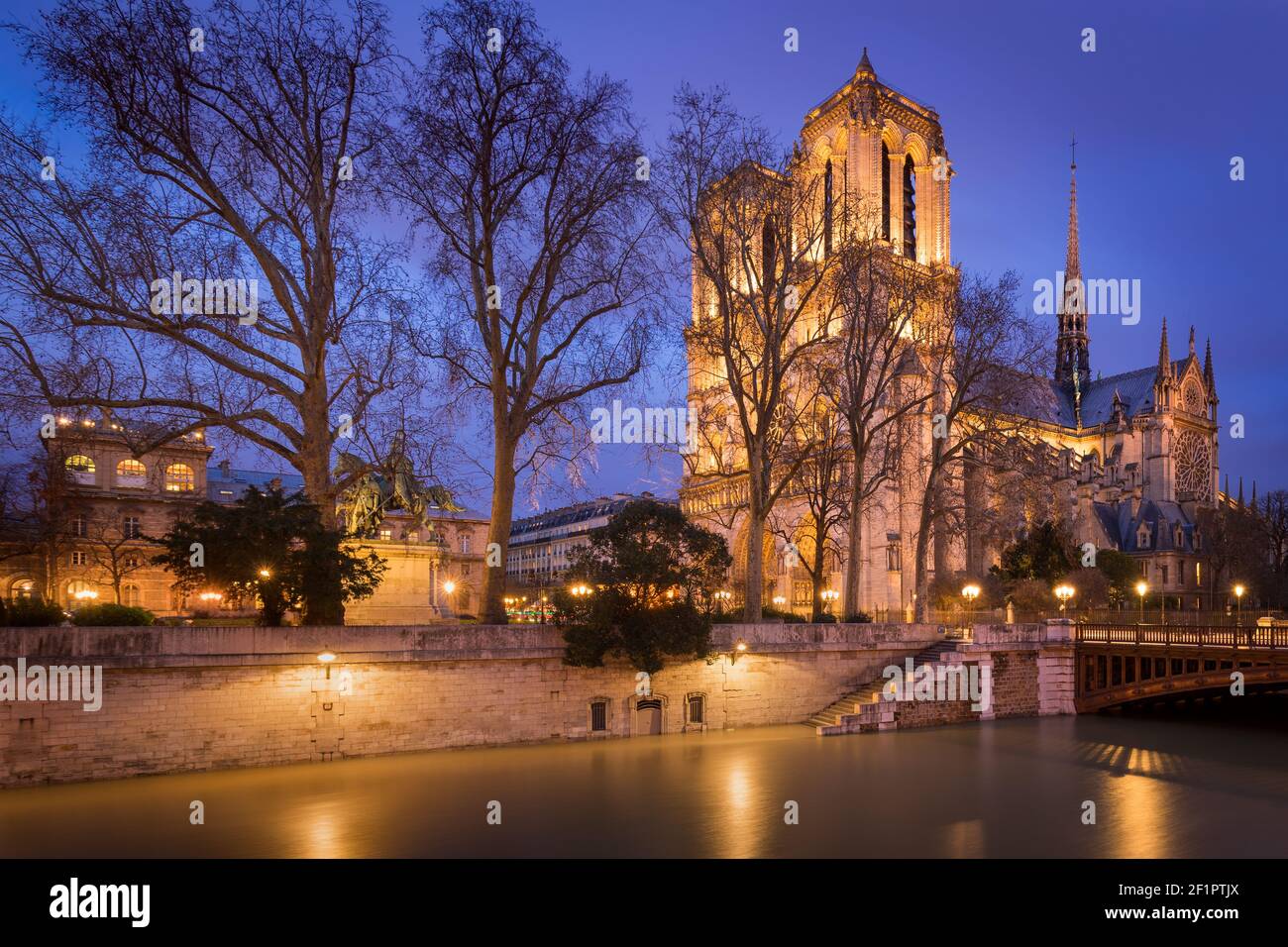 Kathedrale Notre Dame de Paris, beleuchtet in der Abenddämmerung mit dem Ufer der seine (UNESCO-Weltkulturerbe). Ile de la Cite, Paris, Frankreich Stockfoto