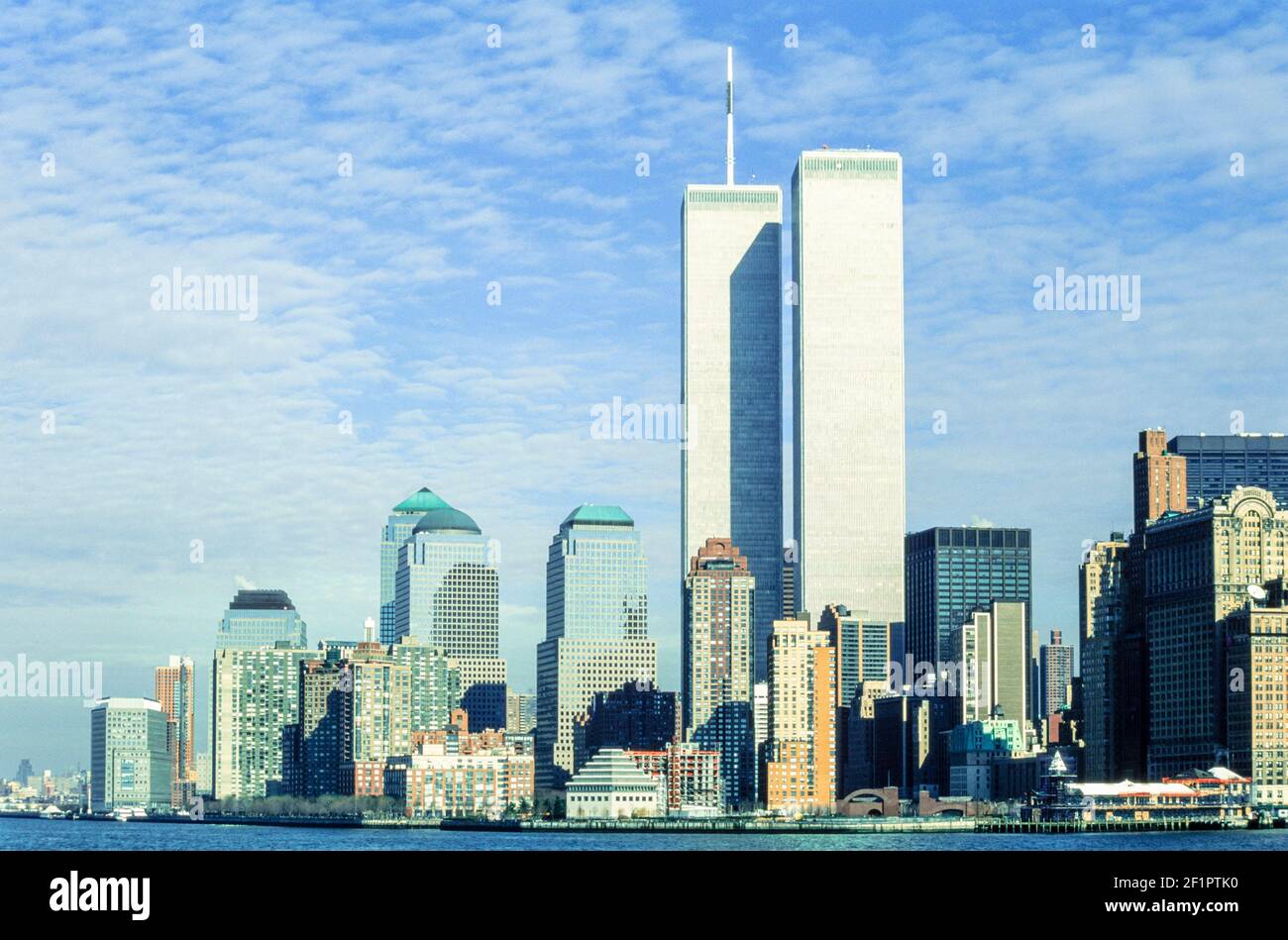 1999 - New York Skyline vom Battery Park - Liberty Island Fähre über den Hudson River mit den WTC Twin Towers des New York World Trade Center und Lower Manhattan Skyline aufgenommen in 1999 USA Amerika - das ursprüngliche World Trade Center war ein großer Komplex von sieben Gebäude im Finanzviertel von Lower Manhattan, New York City, USA. Es wurde am 4. April 1973 eröffnet und 2001 während der Anschläge vom 11. September zerstört. Stockfoto