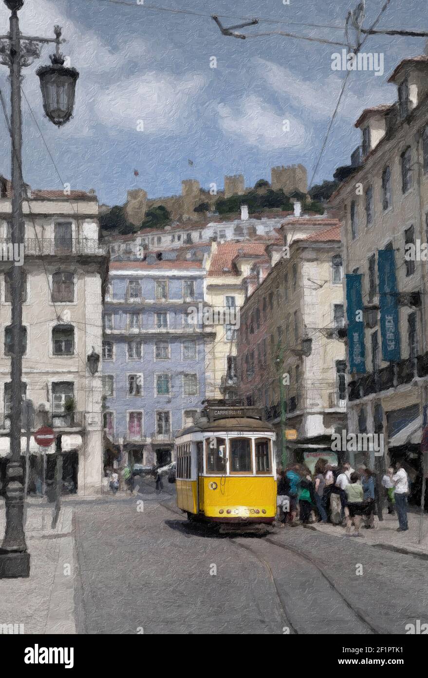 Portugal, Lissabon, Praca da Figueira, mit einer Straßenbahn und Sao Jorge Schloss oben in einer strukturierten Behandlung Stockfoto