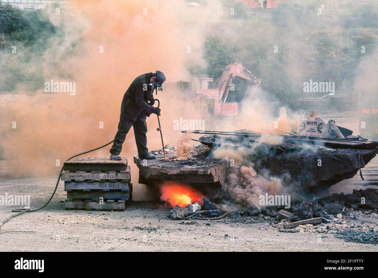 1977 Stocksbridge Sheffield - man mit einer thermischen Lanze Schlackenabfälle aus einem Stahlofen bei Fox's, Stocksbridge Steel Works Stocksbridge Sheffield England GB UK Europa aufschneiden Stockfoto