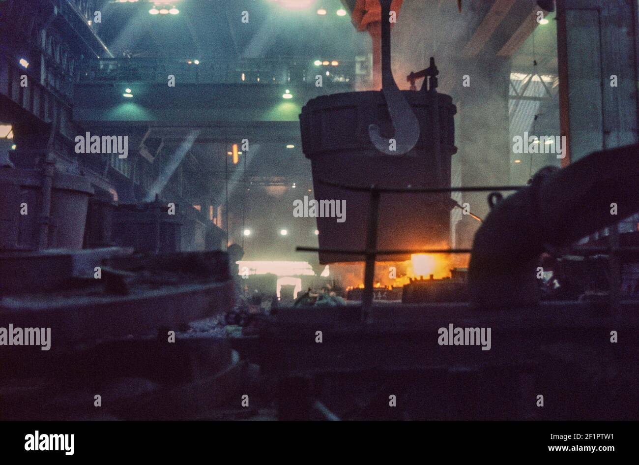 1977 Stocksbridge Sheffield - EIN großer Schöpfkelle oder Tiegel voll geschmolzenem Stahl mit leichten Wellen, die durch das Dach in der Schmelzerei von Stocksbridge Steel Works, British Steel Corporation oder Fox's Steel Works fließen Stocksbridge Sheffield South Yorkshire England GB UK Europe Stockfoto