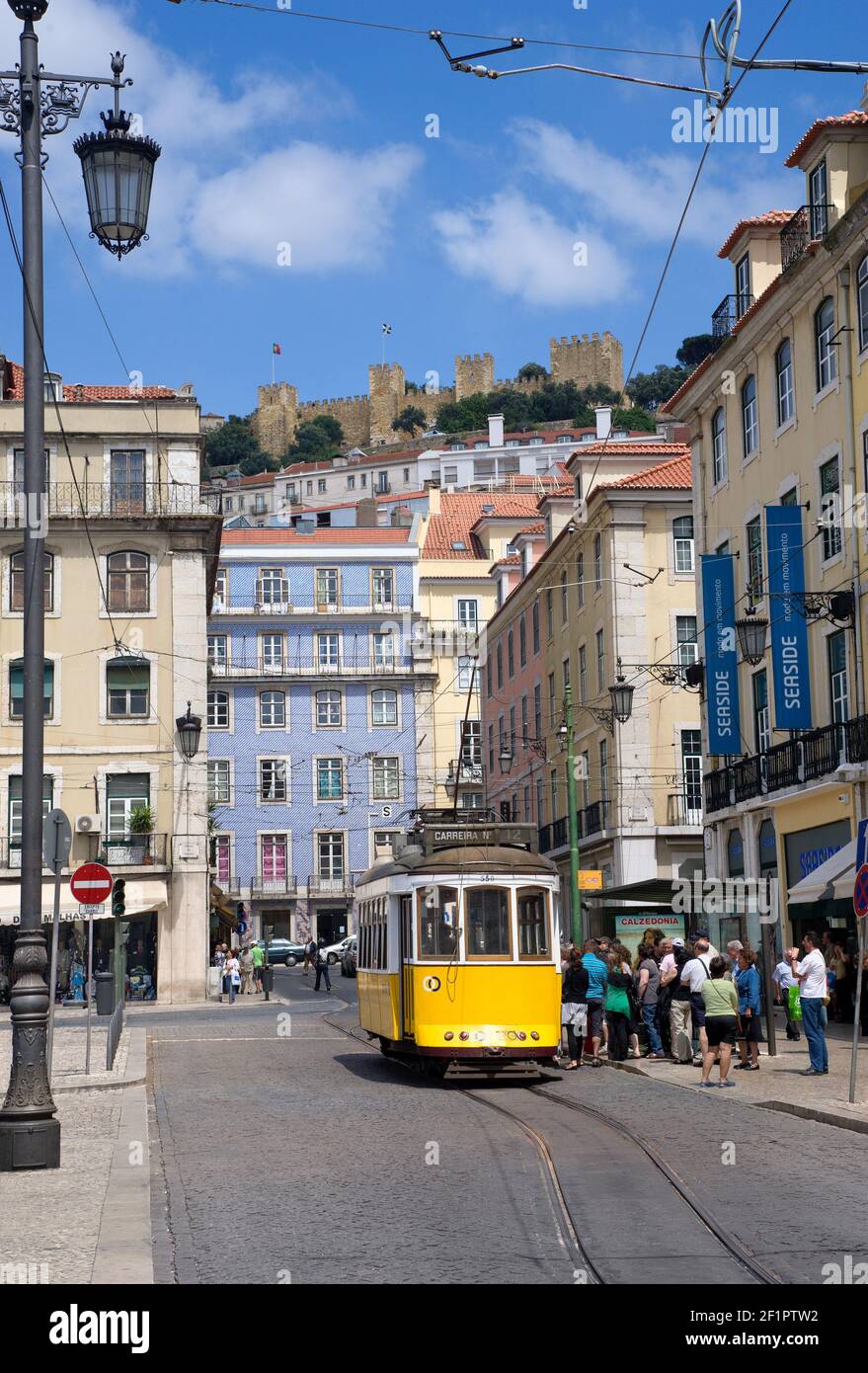 Portugal, Lissabon, Praca da Figueira, mit einer Straßenbahn und Sao Jorge Burg oben Stockfoto