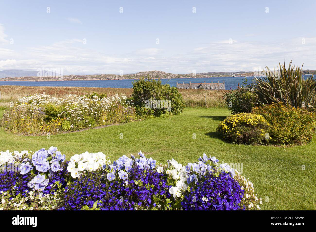 Ein Blick von Baile Mor auf Iona, vor der Isle of Mull, Inner Hebrides, Argyll und Bute, Schottland, Großbritannien - Blick über den Sound von Iona auf die Isle of Mul Stockfoto