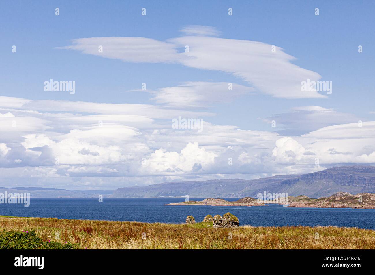 Eine Wolkenformation über der Isle of Mull, Argyll and Bute, Inner Hebrides, Schottland - von Iona aus gesehen Stockfoto