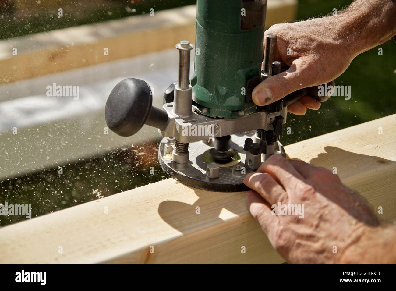 Verarbeitung von natürlichen Holzbalken mit Fräsen  Holzbearbeitungsmaschine. Fräsmaschine für Holz Stockfotografie - Alamy