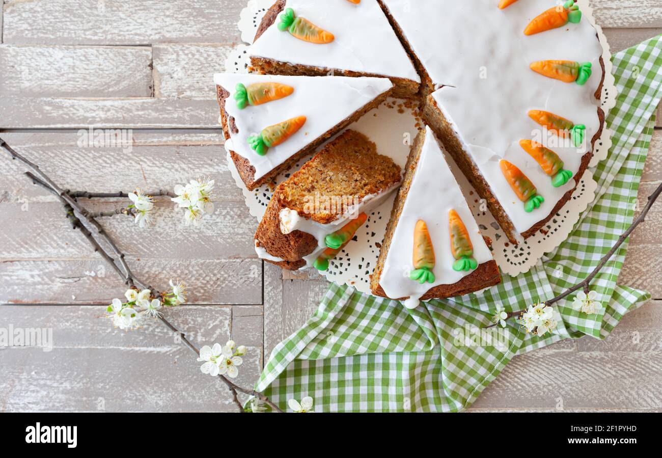 Karotte-Kuchen mit Zuckerguss Stockfoto