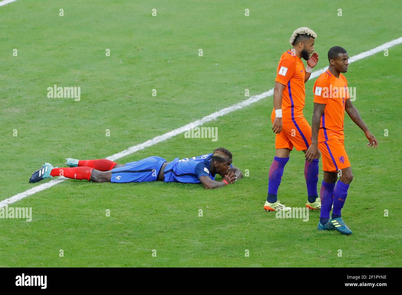 Paul POGBA (FRA) verpasste gegen Jasper CILLESEN, er ist auf dem Boden, Georginio WIJNALDUM (NED), Tonny TRINDADE DE VILHENA (NED) während der FIFA Weltmeisterschaft Russland 2018, Qualifying Group EIN Fußballspiel zwischen Frankreich und den Niederlanden am 31. August 2017 im Stade de France in Saint-Denis, Frankreich - Foto Stephane Allaman / DPPI Stockfoto