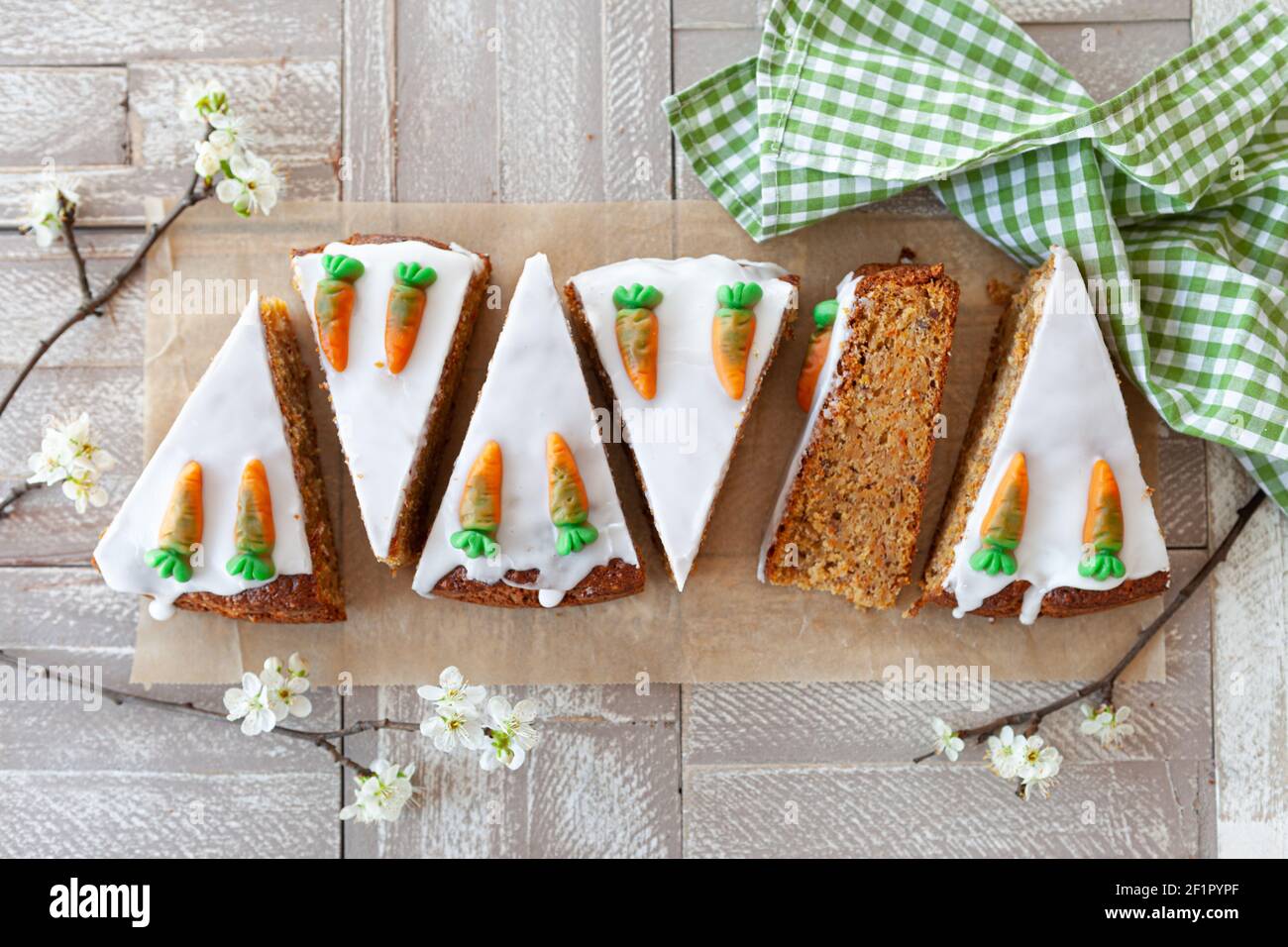 Karotte-Kuchen mit Zuckerguss Stockfoto