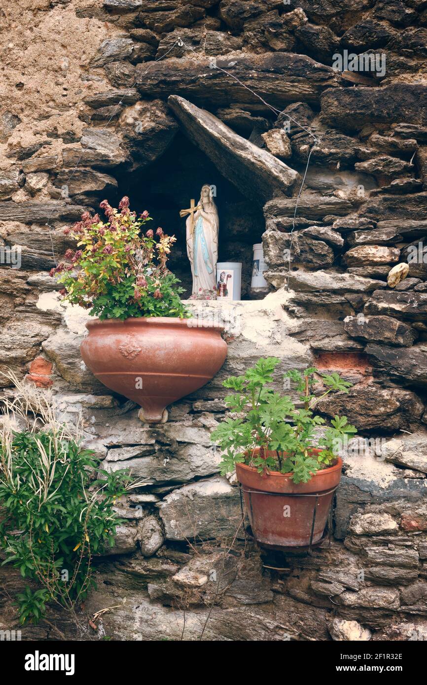 Statue der Jungfrau Maria in einer Mauer im Dorf Vescovato, Korsika, Frankreich Stockfoto