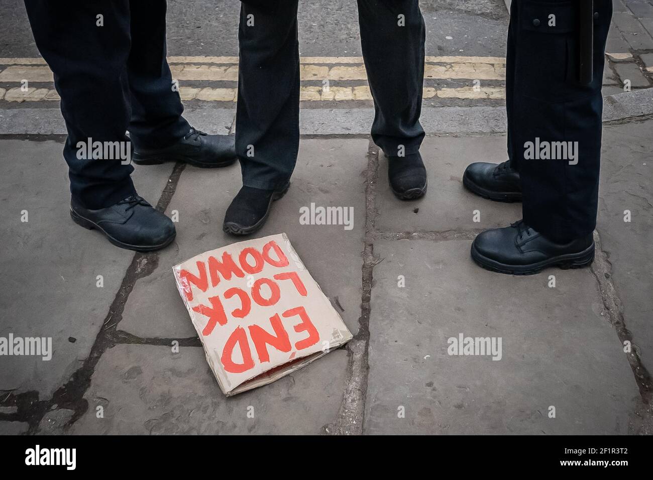 Coronavirus: Die Polizei bricht zusammen und nimmt Verhaftungen während einer versuchten Anti-Lockdown-Veranstaltung von 20-30 Demonstranten auf Richmond Green im Südosten von London, Großbritannien, vor. Stockfoto