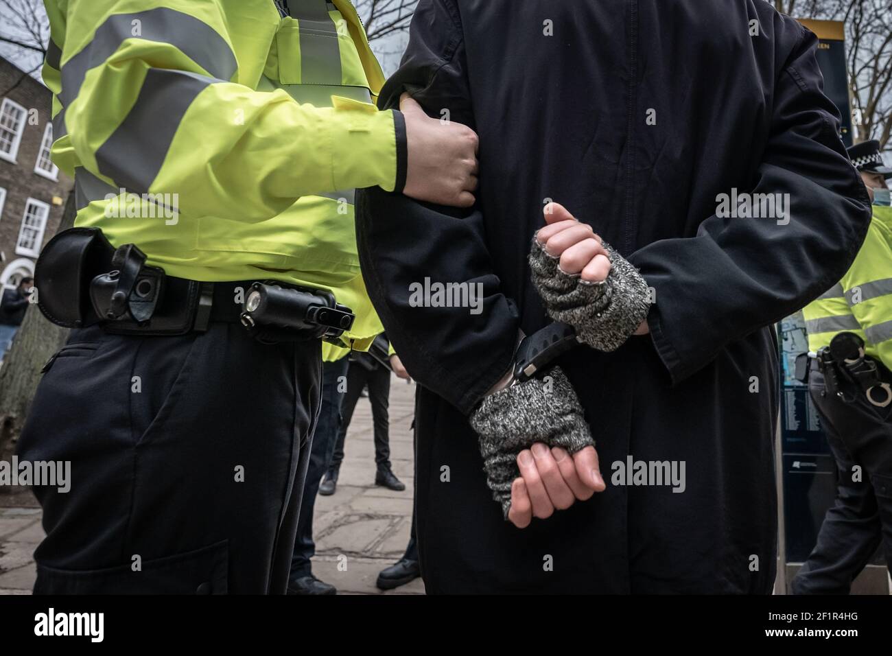 Coronavirus: Die Polizei bricht zusammen und nimmt Verhaftungen während einer versuchten Anti-Lockdown-Veranstaltung von 20-30 Demonstranten auf Richmond Green im Südosten von London, Großbritannien, vor. Stockfoto