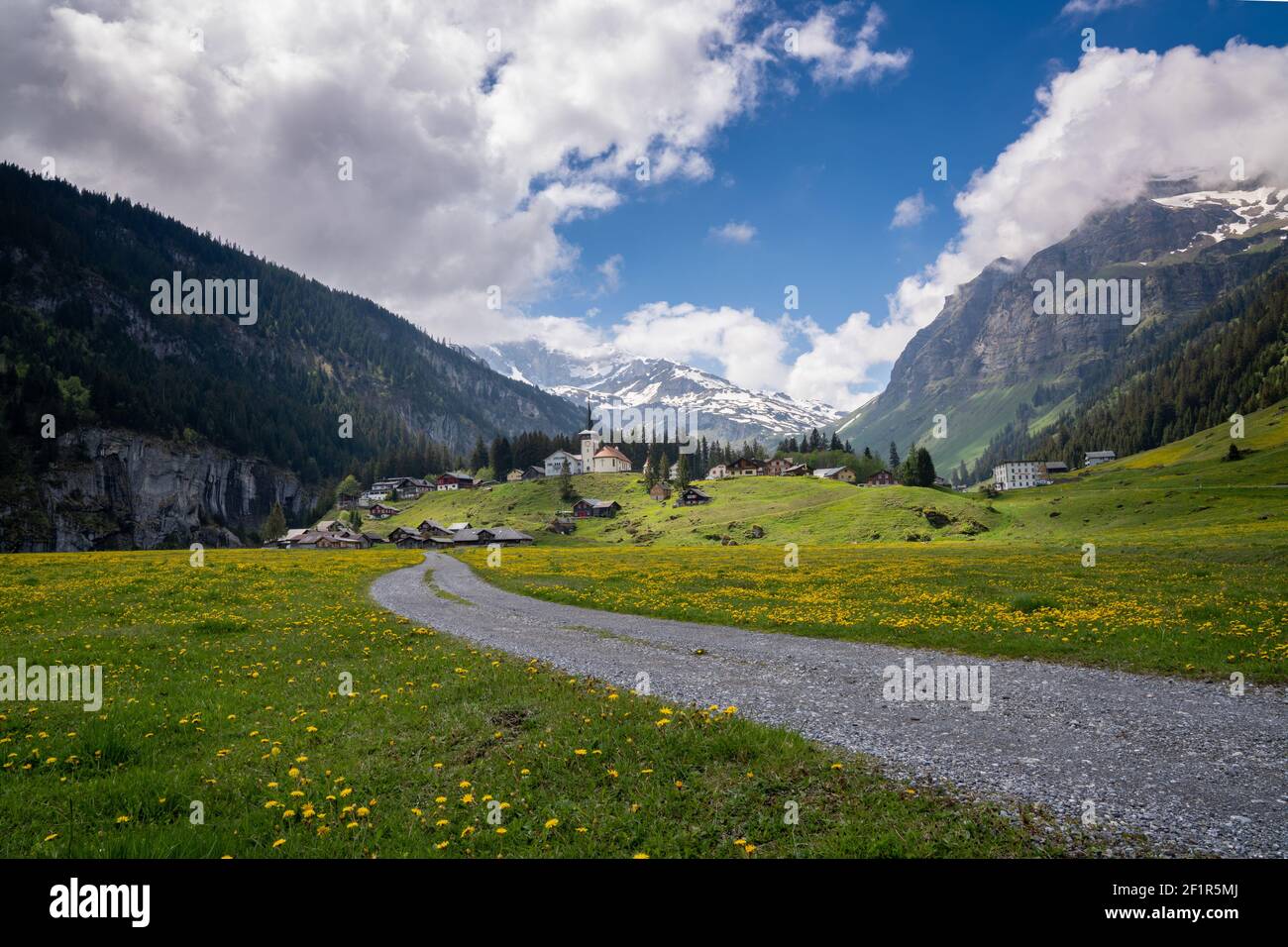 Blick auf das Urnerboden Dorf hoch oben in der Schweiz Alpen im Kanton Uri im späten Frühjahr Stockfoto