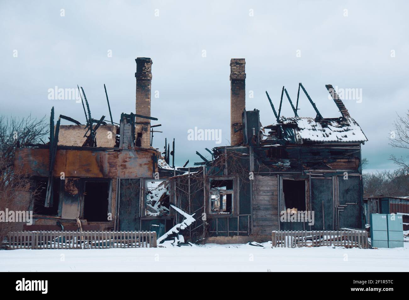 Hölzerne Haus verbrannt. Haus nach dem Brand. Gebrannte Ziegel Haus mit verbrannte Dach Innenansicht Stockfoto