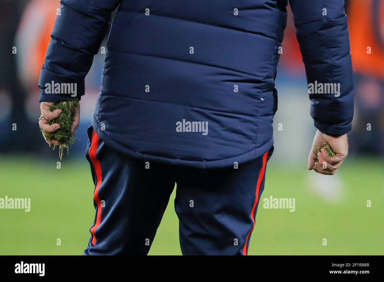 Jonathan Calderwood (gardner PSG) bei der Arbeit in der Halbzeit während der französischen Meisterschaft L1 Fußballspiel zwischen Paris Saint-Germain und Lyon am 7th. Oktober 2018 im Parc des Princes Stadion in Paris, Frankreich - Foto Stephane Allaman/ DPPI Stockfoto