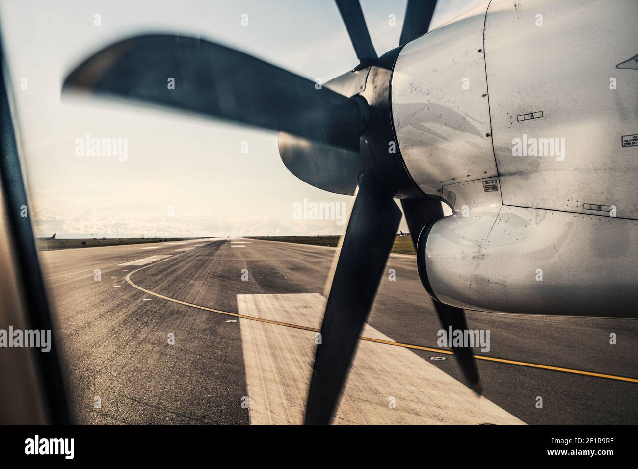 Propellerflugzeug, Das Die Start-Start-Start-Start-Piste Nimmt Stockfoto