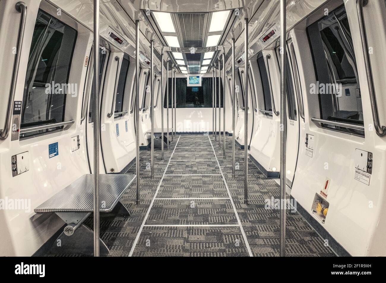 Leere Flughafenbahn Während Covid Stockfoto