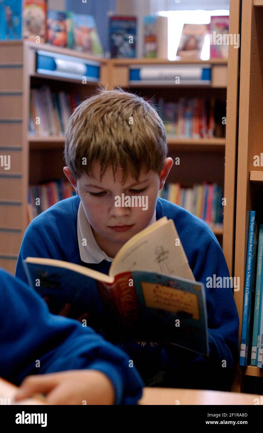 KINDER IN DER BIBLIOTHEK DER STOW HEATH JUNIOR SCHOOL. 4/2/05 PILSTON Stockfoto